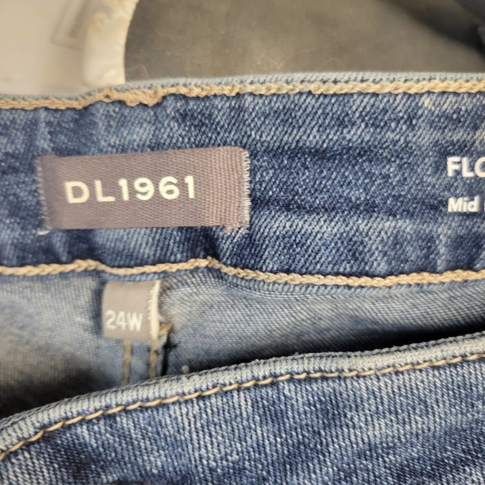 DL1961 NWT Florence Skinny DL Performance Women's Size 24W Distressed Mid Rise‎